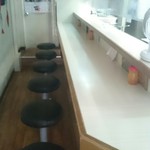 ラーメン荘 歴史を刻め - L型カウンター10席のみ