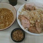 ラーメン荘 歴史を刻め - つけ麺豚マシ(野菜・脂マシ)