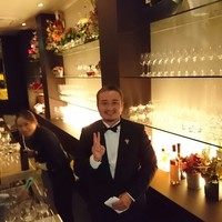ラ モデスティ - オーナーソムリエの戸田さん、後ろはワインエキスパートの水野さん
