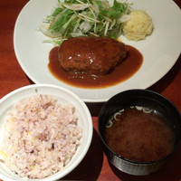 やさいや 鉄板焼野菜 赤坂店 - ランチ ハンバーグ 1080円 美味しいけどハンバーグ小さく不満足。帰りにコーヒー持って帰れるのでチャラかな。回転良くなるし賢いね。