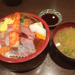 海鮮山鮮 武蔵 万風 - ランチは、ちらし丼。
夏盛りらしいちょっとお酢が効いた酢飯を大盛りに。
お椀もおかわりとたっぷりいただきました。
ご馳走様でした。