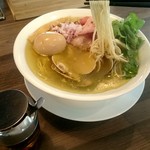 自家製麺 鶏冠 - 地鶏と貝の塩そば味玉入り980円