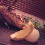 Akari - 選んだお魚を塩焼きにオーダー。レモンが月光です。