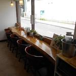 世界パン - 内観：イートインスペースは、窓側に５席