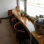 世界パン - 内観：イートインスペースは、窓側に５席