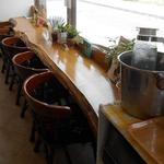 内観：イートインスペースは、窓側に５席