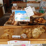 世界パン - 内観：正面にはナンやサンドイッチ系