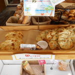 世界パン - 内観：正面にはナンやサンドイッチ系