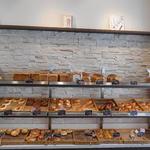 世界パン - 内観：一番大きな壁面　すっかりなくなる時も