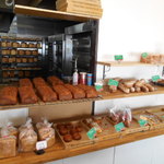 世界パン - 内観：工房の前の棚には食パンなど