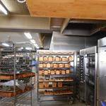 世界パン - 内観：お店の奥には工房、ここからパンが～