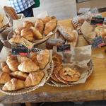 世界パン - 内観：中央にハード系のパン