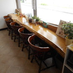 世界パン - 内観：イートインスペースは、窓側に５席