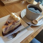 クルミ - CAKE SET【850円】
            苺のタルト＆hot珈琲