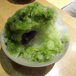 赤福茶屋 - 赤福氷 520円（税込）のなかには、こんな感じに餡とお餅が入っています。餡 も お餅 も 赤福氷 専用に作られています。