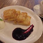 ローダーデール - フレンチトースト 850円
      ホットティー 150円