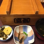 富松うなぎ屋 黒田本店 - せいろと香の物、小鉢、鰻の肝吸い物