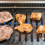 焼き物ダイニング ほるん - 2016.8 ガスロースターでたん、てっぽーを焼いています