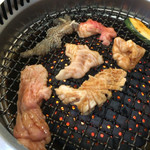 焼肉の吉田 - ホルモン盛り合わせ１３００円