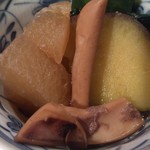 大衆酒場 文太 - お通し、イカと大根とさつまいもの煮物