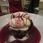 a table - アイスのショコラソースとラズベリーソースをかけたもの