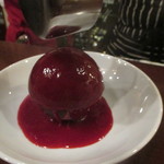 a table - アイスのショコラソースとラズベリーソースをかけたもの