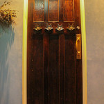 現代ガストロノミー 四匹の猫 - 重厚な扉☆