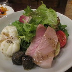 a table - 本鮪のコンフィを添えたニース風サラダ(1,600円）