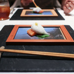 現代ガストロノミー 四匹の猫 - 2の皿 10％ 火入れ (愛知県産絹姫サーモンのコンフィ)☆