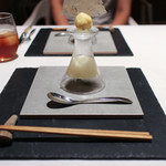 現代ガストロノミー 四匹の猫 - 3の皿 0.5％ ゼラチン (北海道産インカの目覚めを使って)☆