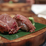 現代ガストロノミー 四匹の猫 - 10の皿 30％ 炙り (愛知牛三筋を使ったお寿司)☆