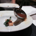 現代ガストロノミー 四匹の猫 - タコのスープを掛けて湯引き☆