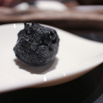 現代ガストロノミー 四匹の猫 - ビジュアルトリュフと言うより炭ですね☆