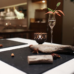 現代ガストロノミー 四匹の猫 - テーブル上に演出されたオブジェ☆