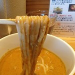 全粒粉の麺と相性抜群のマッサマン