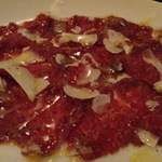 ジラソーレ - 馬刺！薄く叩いて岩塩とチーズとオリーブオイルがかけてあります