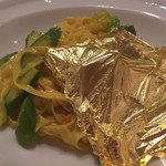 Kaderu Viare - 黄金のパスタ.      Tagliatelle oro con fiori di zucca