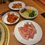 Yakiniku Sutamina En - カルビ、カクテキ、ナムル、ギアラ