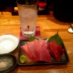 串もん利げん - マグロ（岩塩と醤油の小皿が別々に）