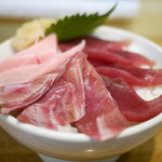 築地虎杖 魚河岸千両 - 贅沢まぐろ丼（大トロ、中トロ、赤身）
