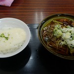 釈迦堂パーキングエリア（下り線）スナックコーナー - 山菜そばとろろ飯セット750円