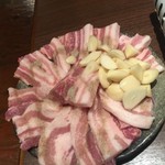 万宝家 - サンギョプサル（￥1500）：チシャ、ゴマの葉、ねぎサラダ付き