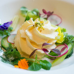 ビクターズ - ウフブルイエのエスプーマ　季節野菜のサラダ添え　スクランブルエッグの超高級版みたいなものですが、この美味しさには目を剥きました(笑)