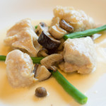 ビクターズ - 鶏もも肉とキノコのフリカッセ　肉はもちろん、ソースもめちゃくちゃ美味しかった(*^^*)