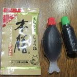 福ひろ - 左から、これに入っていた袋醤油、醤油鯛、タレ瓶。