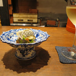 割烹　川上 - 愛知県知多産の鱸塩焼き。
      鮮やかな器は有田焼。
      