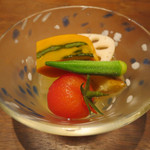 割烹　川上 - 皮を剥いたミニトマト、オクラ、蒸かしたかぼちゃ、蓮根。
      生姜と茄子の煮こごり。
      