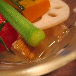 割烹　川上 - 皮を剥いたミニトマト、オクラ、蒸かしたかぼちゃ、蓮根。
      
      生姜と茄子の煮こごり。
      