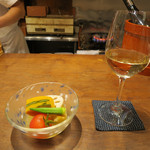 割烹　川上 - 皮を剥いたミニトマト、オクラ、蒸かしたかぼちゃ、蓮根。
      生姜と茄子の煮こごり。
      