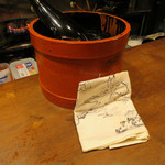 割烹　川上 - ワインクーラーが桶。
      
      ボトルの水滴を拭く「トーション」は兎と蛙の手拭い。
      